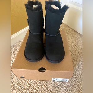UGG KIDS BAILEY BUTTON II Boots Sz 5 Black BRAND NEW